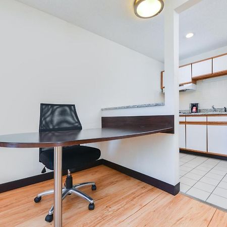Red Roof Inn Plus+ & Suites Гилфорд Экстерьер фото