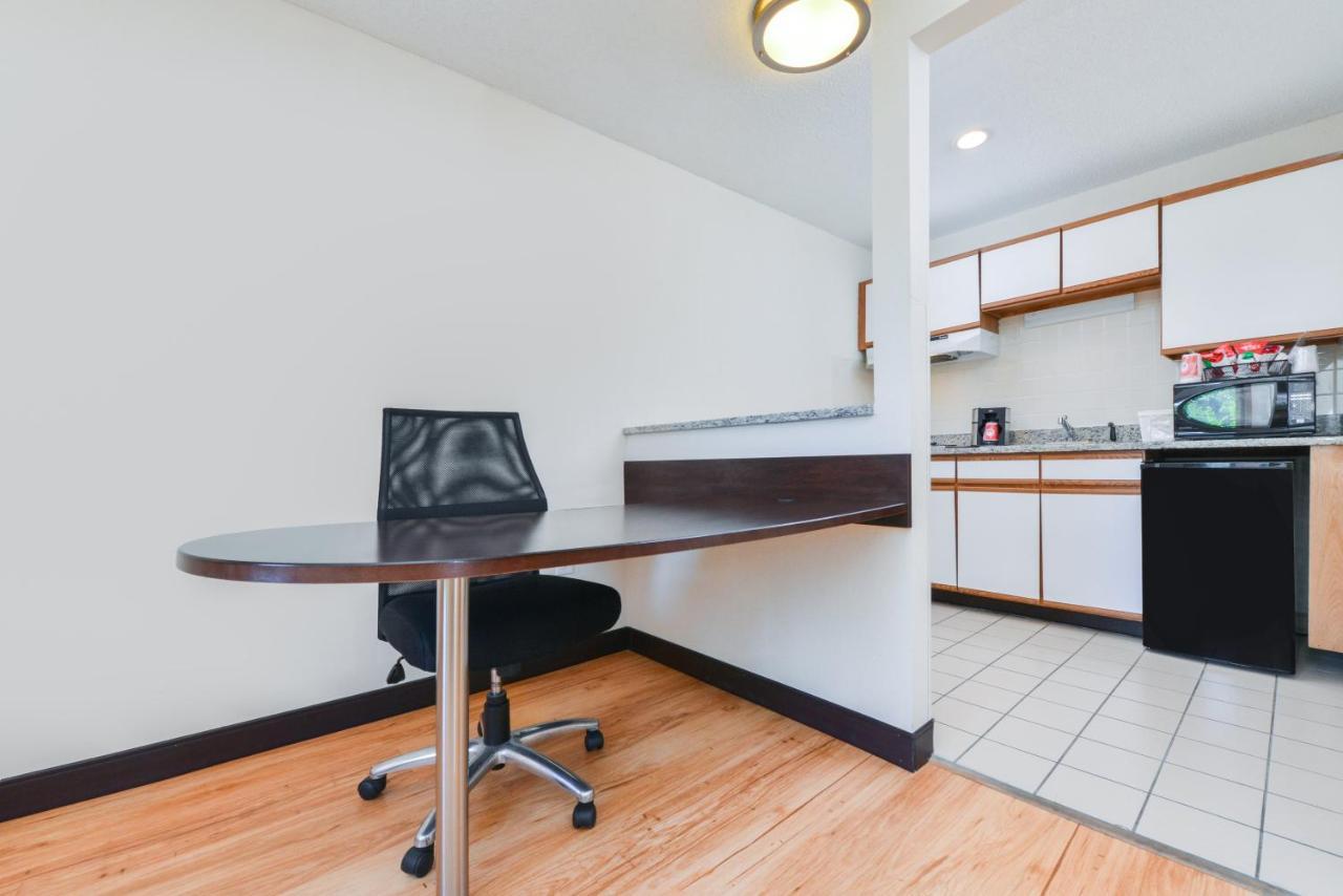 Red Roof Inn Plus+ & Suites Гилфорд Экстерьер фото