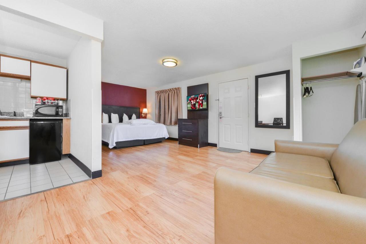 Red Roof Inn Plus+ & Suites Гилфорд Экстерьер фото