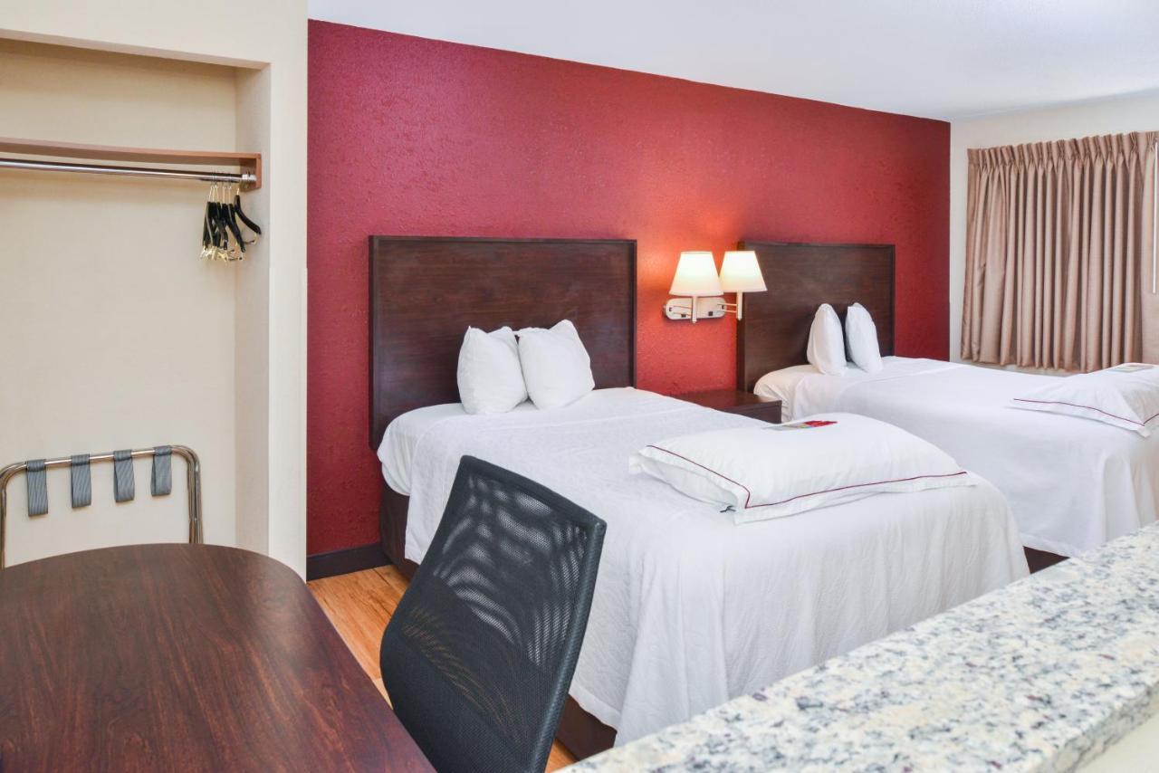 Red Roof Inn Plus+ & Suites Гилфорд Экстерьер фото