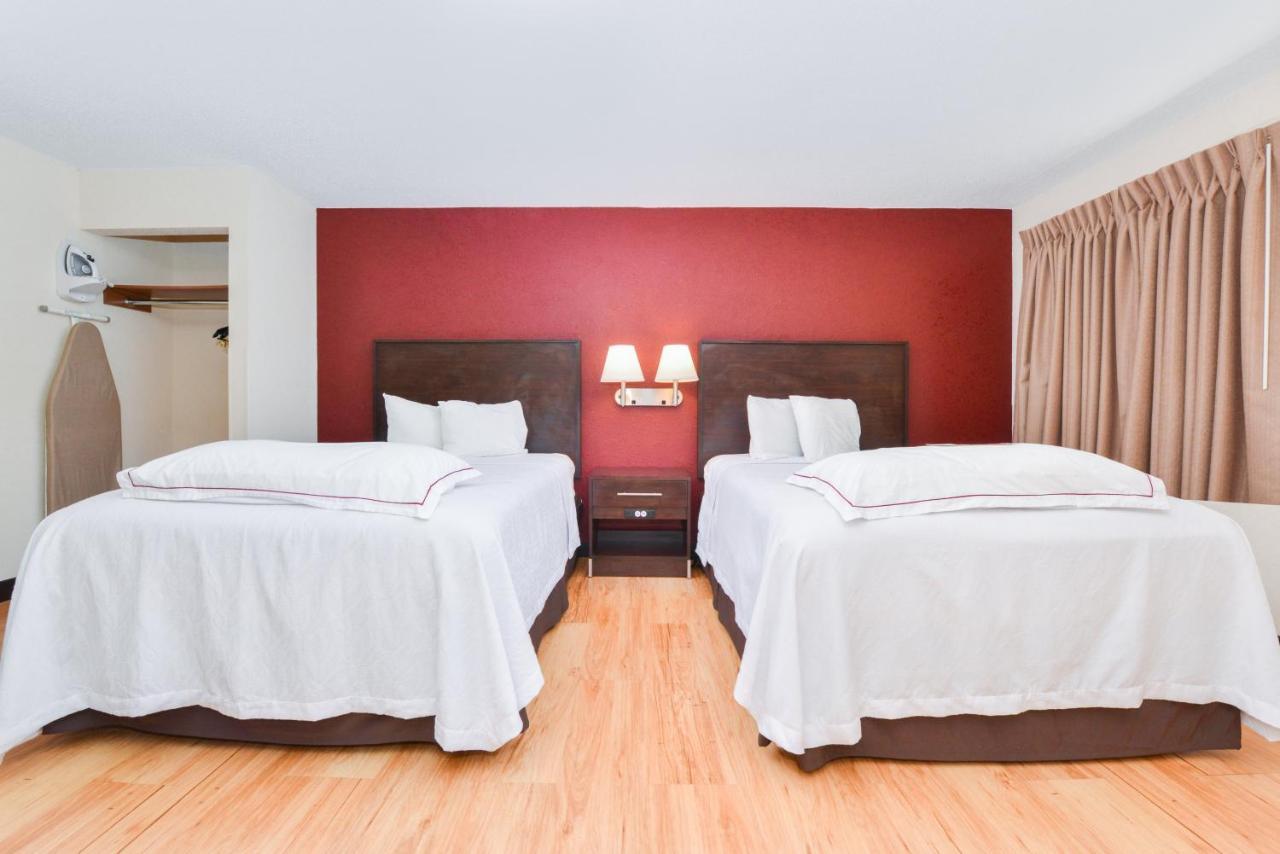 Red Roof Inn Plus+ & Suites Гилфорд Экстерьер фото