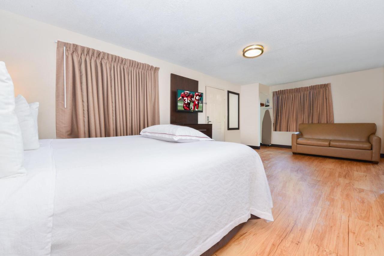 Red Roof Inn Plus+ & Suites Гилфорд Экстерьер фото