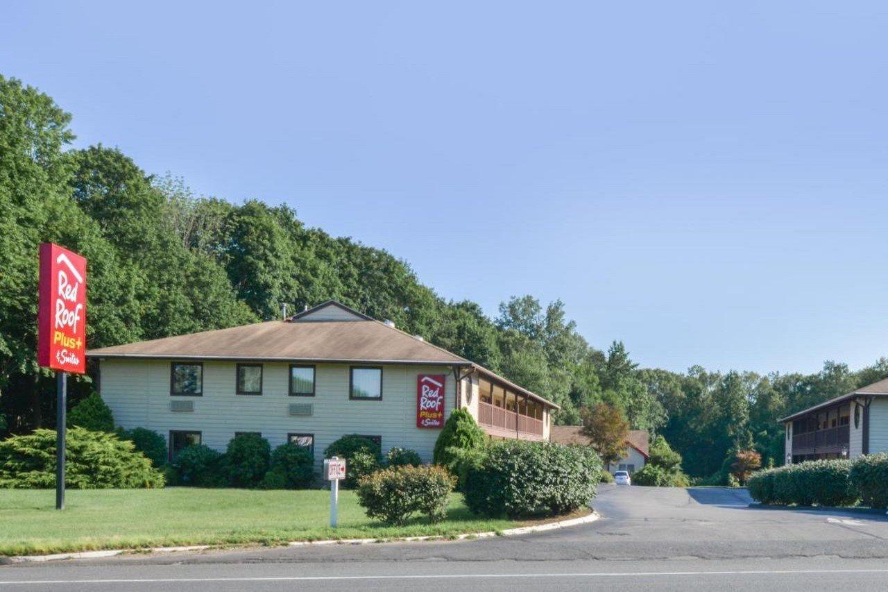 Red Roof Inn Plus+ & Suites Гилфорд Экстерьер фото