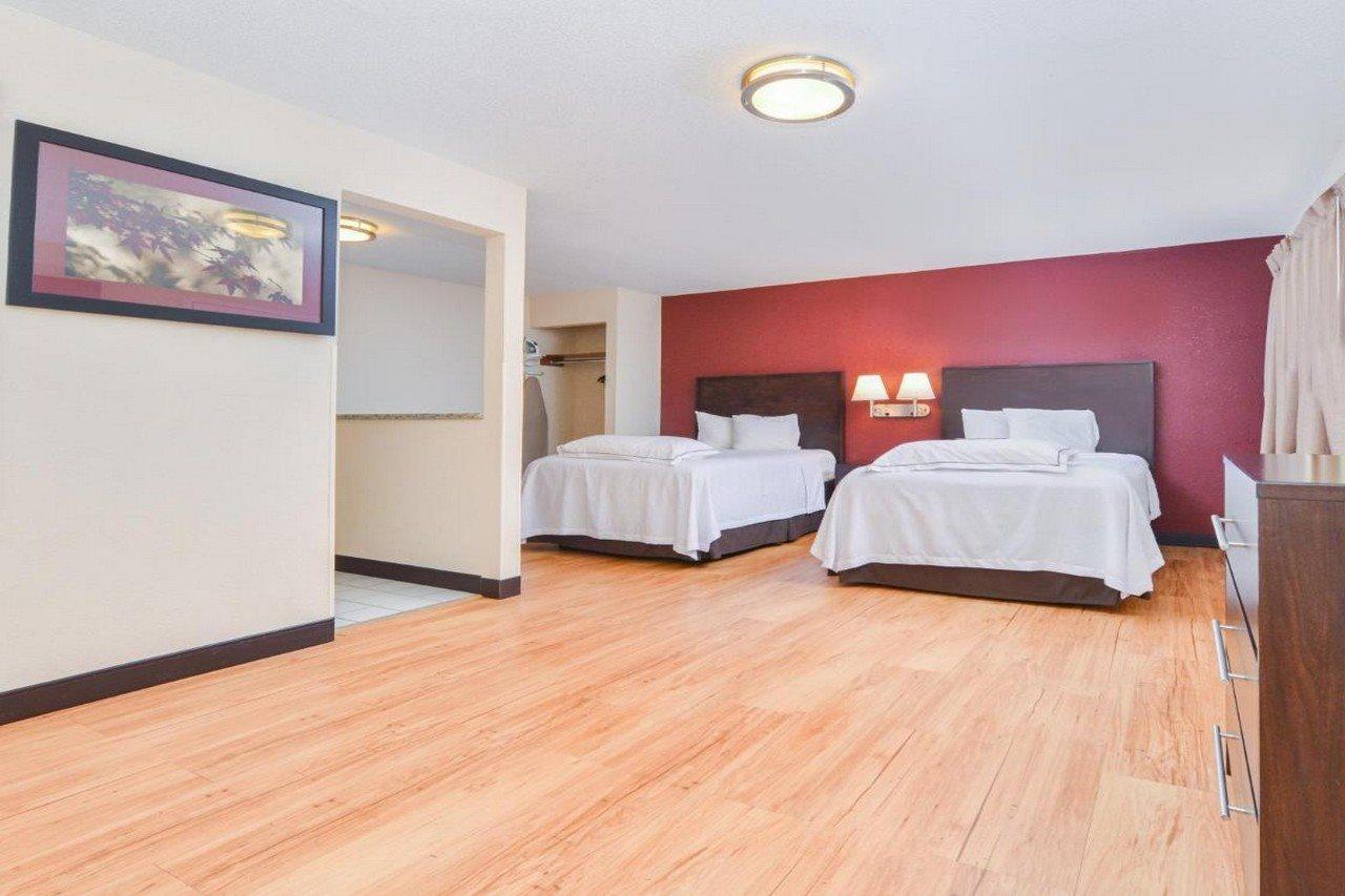 Red Roof Inn Plus+ & Suites Гилфорд Экстерьер фото