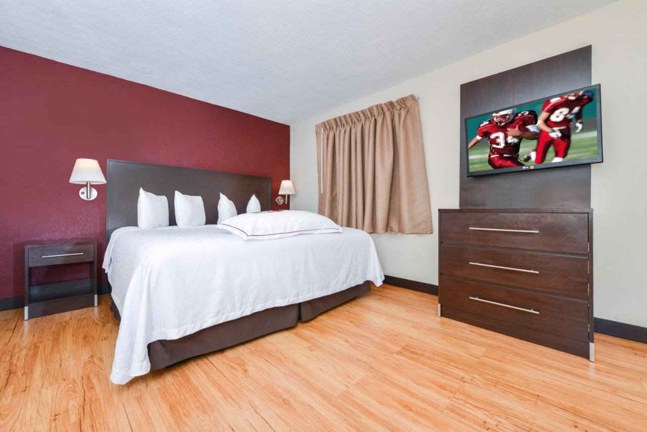 Red Roof Inn Plus+ & Suites Гилфорд Экстерьер фото