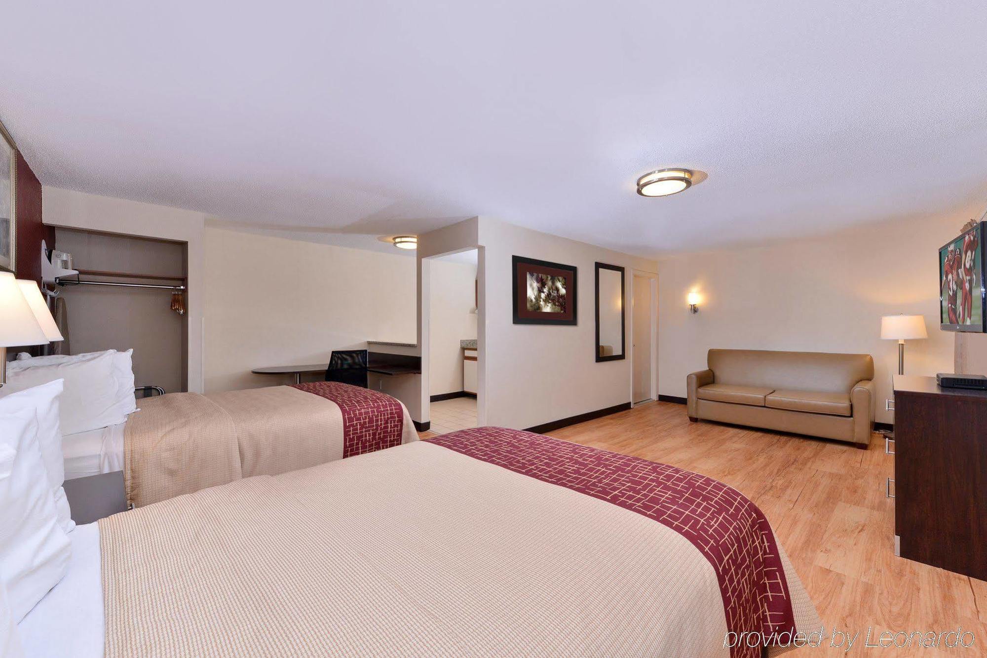 Red Roof Inn Plus+ & Suites Гилфорд Экстерьер фото
