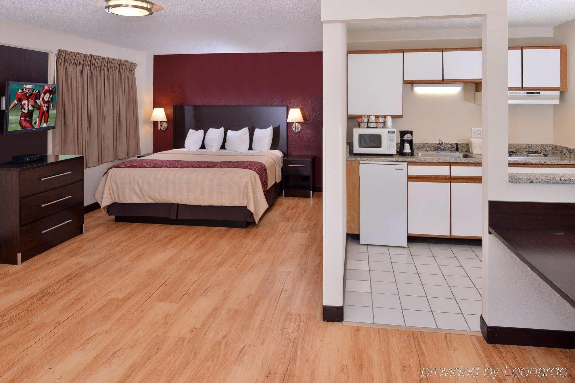 Red Roof Inn Plus+ & Suites Гилфорд Экстерьер фото