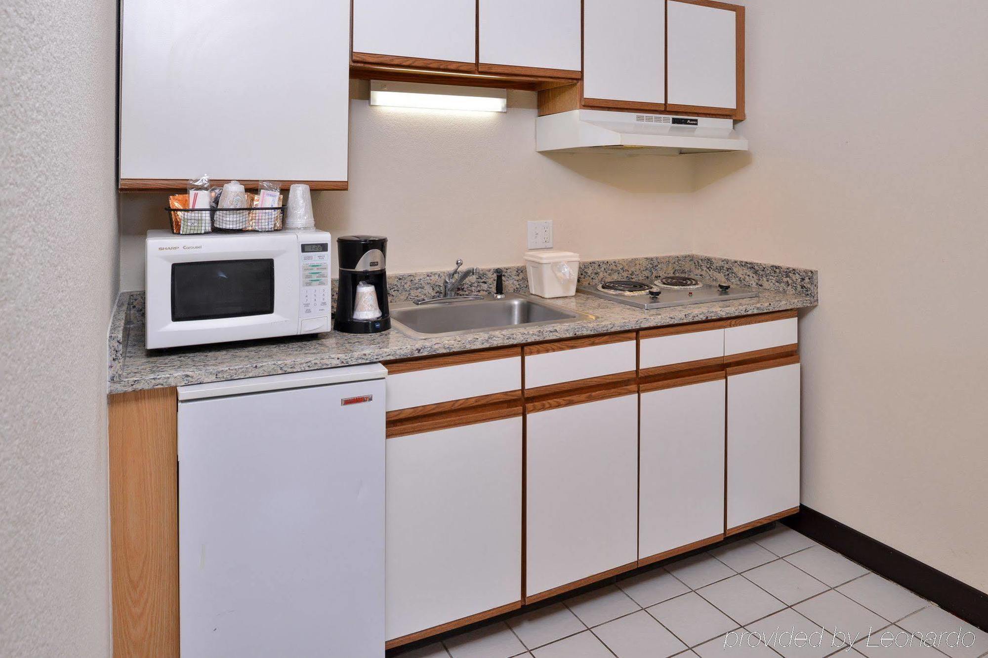 Red Roof Inn Plus+ & Suites Гилфорд Экстерьер фото