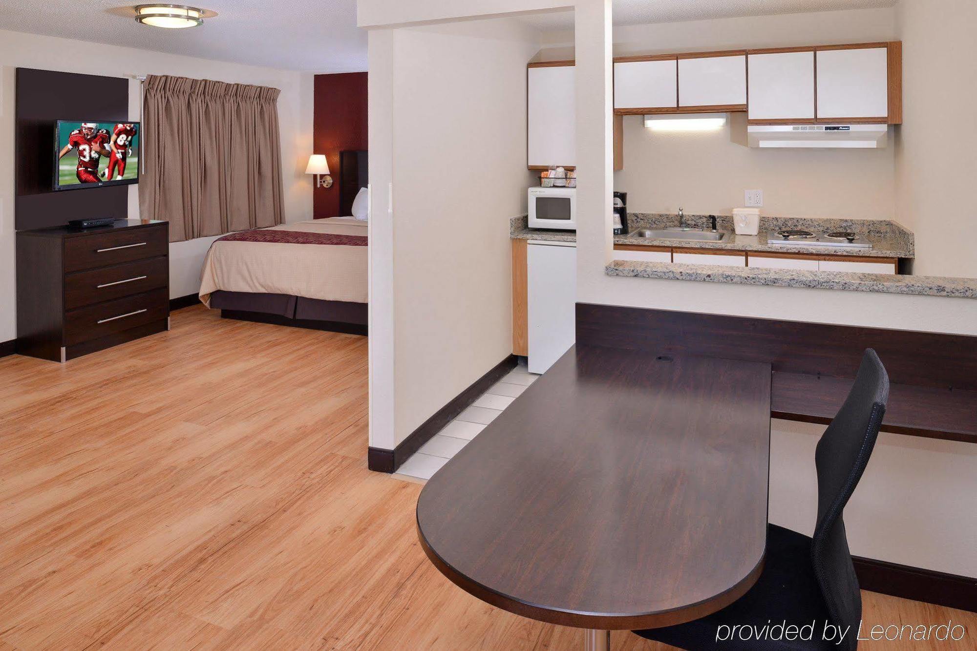Red Roof Inn Plus+ & Suites Гилфорд Экстерьер фото