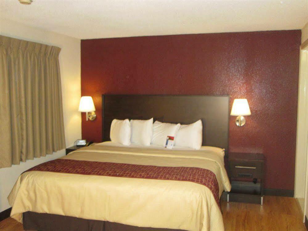 Red Roof Inn Plus+ & Suites Гилфорд Экстерьер фото