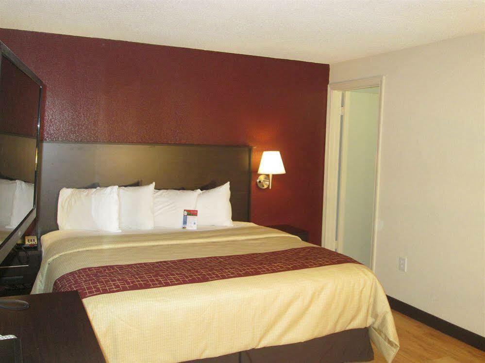 Red Roof Inn Plus+ & Suites Гилфорд Экстерьер фото